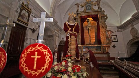 La Irmandade do Cristo da Misericordia sac en procesin las imgenes del Ecce Homo y las vrgenes de la Amargura y la Soledad tras la celebracin de la misa.