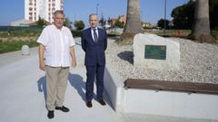 El alcalde de Oleiros, ngel Garca Seoane, con el embajador de Palestina, Husni Abdel Wahed en la calle Yasser Arafat de Santa Cruz.