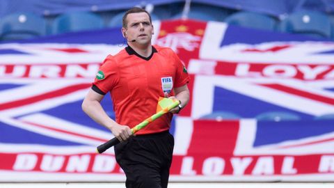 Douglas Ross, ejerciendo de juez de l�nea en un partido de la liga escocesa entre el Rangers y el St. Mirren