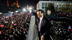 El alcalde saluda desde el Ayuntamiento de Estambul  a los seguidores que protestan contra la sentencia judicial.