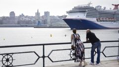 Salida de un crucero del puerto de A Coru�a a al altura de O Parrote. 