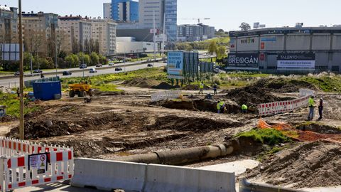 Operarios este lunes en la zona anexa a Alfonso Molina en la que se detectaron los servicios no identificados