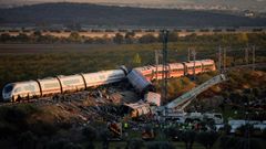 En los vagones del Iryo se encontraron 44 fallecidos (en este convoy viajaban 147 pasajeros), mientras que en los del AVE hubo 24 v�ctimas mortales (en este convoy viajaban 397 pasajeros). Varias partes del tren quedaron destrozadas tras salir despedidas por una ladera. 