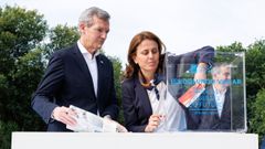 Rueda y Clara Villar, hermana del escritor vigu�s, depositaron en una urna un ejemplar de �Ollos de agua�