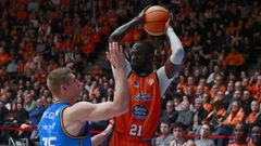 Ilimane Diop presionado por un defensor del Estudiantes