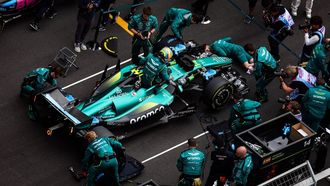 Fernando Alonso saliendo de su Aston Mart�n antes de la carrera en el Gran Premio de China