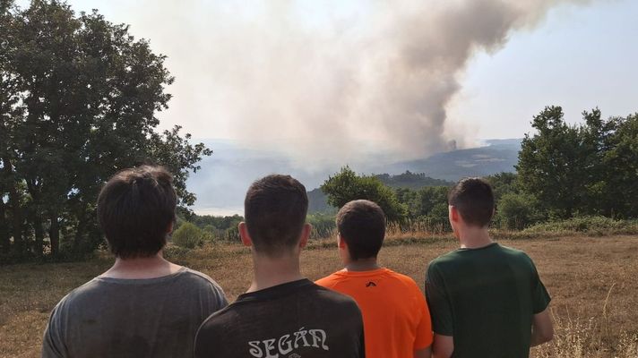 Unos j�venes observan un incendio forestal declarado hace unos d�as en la parroquia de San Salvador de �nsua (Taboada, Lugo).