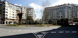 Los operarios de jardines ya est�n trabajando en la rotonda.