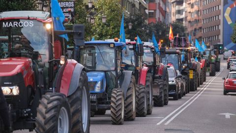As� fue la tractorada en Oviedo convocada por URA, USAGA, COAG y ASAJA contra el acuerdo de libre comercio entre la Uni�n Europea y los pa�ses del Mercosur