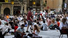 Imagen de archivo de grupos de jvenes tomando cervezas en el barrio barcelons de Gracia 