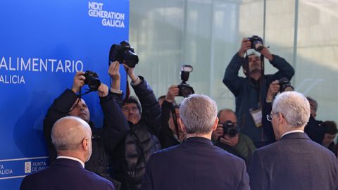 Rueda, en el centro, con el vicepresidente primero, Francisco Conde, en una cumbre de empresarios del sector primario en la Cidade da Cultura.