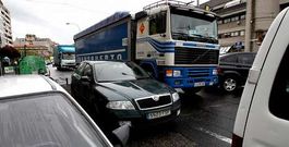 El paso de transportes pesados como el de la imagen, que ayer cruz� A Mari�a, est� generando evidentes problemas.