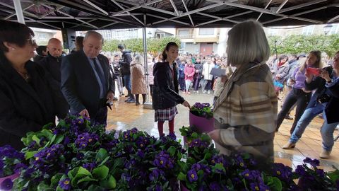 Alumnos de los centros educativos del municipio depositaron simblicamente puados de tierra en una maceta plantada con flores da igualdade en un acto celebrado junto a la casa consistorial de Monforte