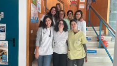 Zara Gonzlez (en el centro) y Nerea Snchez (izquierda) han conseguido con la ayuda de sus compaeros revolucionar el centro de salud y ganarse la confianza de los enfermos