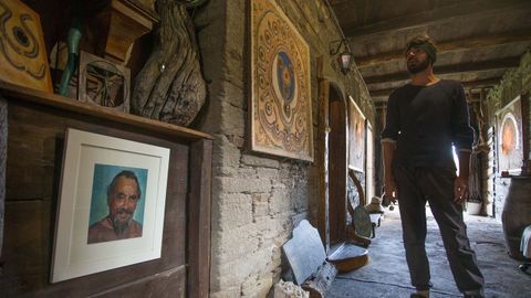 Galera de la Casa del Alquimista con el retrato de su padre, Antonio Bello