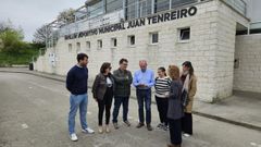 El alcalde de Mi�o, Manuel V�zquez Faraldo, con miembros de su equipo, revisando las obras realizadas en el pabell�n.