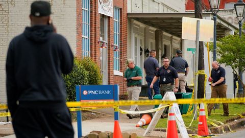Agentes en la escena del crimen en Alabama, el d�a siguiente al tiroteo mortal. 
