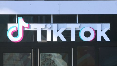 El logotipo de TikTok en su sede en Culver City, California