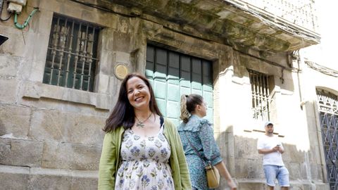 Luc�a Fern�ndez, diante do Colexio dos Irlandeses en Santiago.
