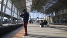 Un pasajero esperando un tren en la estacin de Santiago en una imagen de archivo