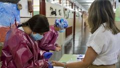 Imagen de archivo de la realizacion de test serol�gicos a los profesores del colegio San Francisco Javier