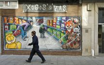 Los murales en los locales vac�os simulan comercios. 