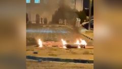 Restos de escombros ardiendo en Kuwait, tras el impacto de drones iran�es