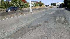 Asfalto deteriorado en la autov�a urbana de Ferrol.