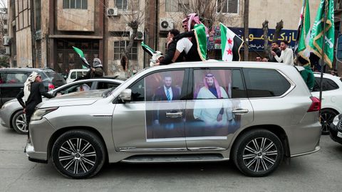 Fotograf�as de Ahmed al Sharaa y el pr�ncipe saud� Mohamed bin Salman en un autom�vil en la movilizaci�n en Damasco.