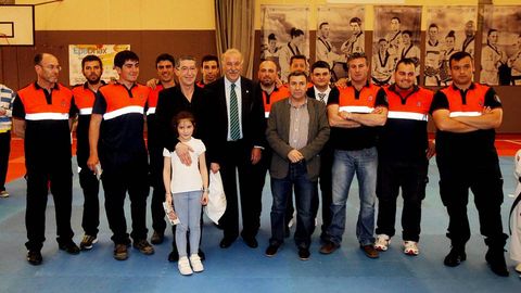 VISITA DE VICENTE DEL BOSQUE A RIBEIRA PARA RECIBIR PREMIO DEL CLUB DE TAEKUONDO NATURAL SPORT VIDELGI. NI�OS DEL NATURAL