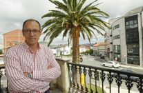 El nuevo mandatario coristanqu�s posa desde la terraza que se accede a trav�s de su despacho de alcald�a. 