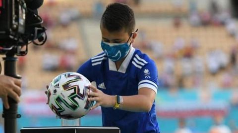 Sergio Espi�eira coge el bal�n del Espa�a-Polonia