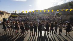 Un dos grupos de menor idade, durante a s�a actuaci�n