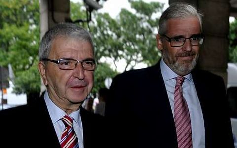 Jos� Salgueiro (izquierda) llega al juzgado con su abogado.