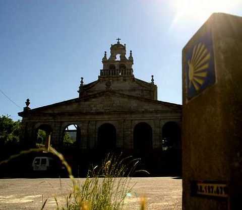 <span lang= es-es >SANTA MARÍA DE VILABADE (CASTROVERDE)</span>. Es la iglesia de un antiguo convento con el mismo nombre. De origen gótico, data del XV, y fue reformado en el XVII. Está abierto de 8 a 12 horas.