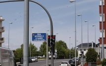 La misma calle, cuatro a�os de diferencia. A la izquierda banderolas en cada farola, en la actualidad no hay ninguna, y donde las hay, son a m�s distancia entre postes. 