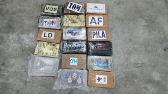 Parte de uno de los alijos decomisados durante el 2025 en el puerto de Vigo..En origen. No toda la coca&iacute;na decomisada por su relaci&oacute;n con el puerto de Vigo se requis&oacute; en la ciudad o en la comunidad. Hubo casos en los que la droga se requis&oacute; en el puerto de origen, como 2.386 kilos (imagen) que se requisaron en Cartagena de Indias tras ubicarlos, aunque su destino era Vigo. Las autoridades colombianos no dejaron que zarpara y lo notificaron a las espa&ntilde;olas.