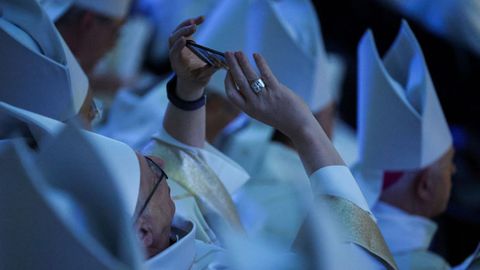 Los obispos, durante la bendici�n de la cruz de Cristo