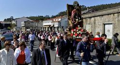 Los corcubioneses sacaron a su santo en procesi�n.