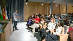 Octavio Salazar durante su charla en Lal�n.