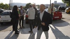 El alcalde de Ourense, Gonzalo P�rez J�come, pasa delante de representantes del BNG que acud�an al juzgado para un tr�mite en relaci�n a los audios que recogen sus conversaciones comprometedoras