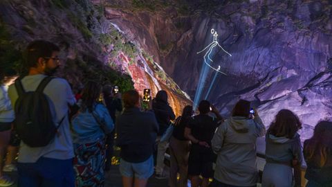 Espect&aacute;culo de iluminaci&oacute;n nocturna en la fervenza de O &Eacute;zaro