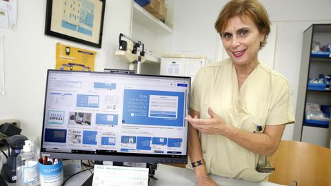 Ángeles Mera muestra la pantalla de la aplicación Telea