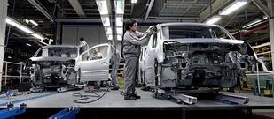 <span lang= es-es >2000: el r�cord de plantilla</span>. La saga Picasso ha sido, con diferencia, la m�s rentable de la historia de la planta. Arranc� en 1999 con el Xsara. Al a�o siguiente, Bala�dos alcanzaba el pico m�s alto de empleo con 10.600 trabajadores. Y duplic� su capacidad de producci�n, des 1.200 a 2.024 coches diarios.