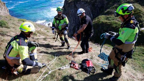 Los bomberos del SPEIS de Nar�n, en la formaci�n de rescate vertical por los acantilados de Pena Lopesa