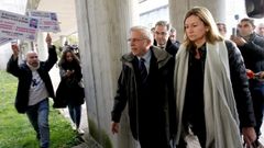 Antonio Lanchares, en el centro, antes de declarar por el accidente del Alvia