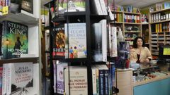 Beln Moldes, tras el mostrador de la librera atracada este mircoles en Vilalonga