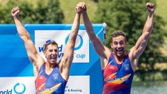 Rodrigo Conde, a la derecha, celebrando la medalla junto a su compa�ero Aleix Garc�a