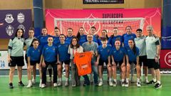 La presidenta de la Diputaci�n, en el centro, junto al equipo mari�ano en la Supercopa femenina celebrada el pasado mes de febrero en Tenerife.
