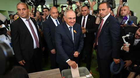 El primer ministro armenio, Nikol Pashini�n, vota este domingo en las elecciones parlamentarias
